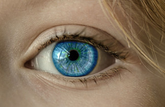 Blaue Pupille eines blonden Menschen